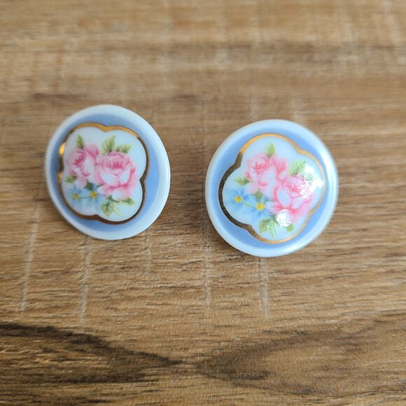 Vintage porcelain floral round design earrings. - Picture 2 of 4